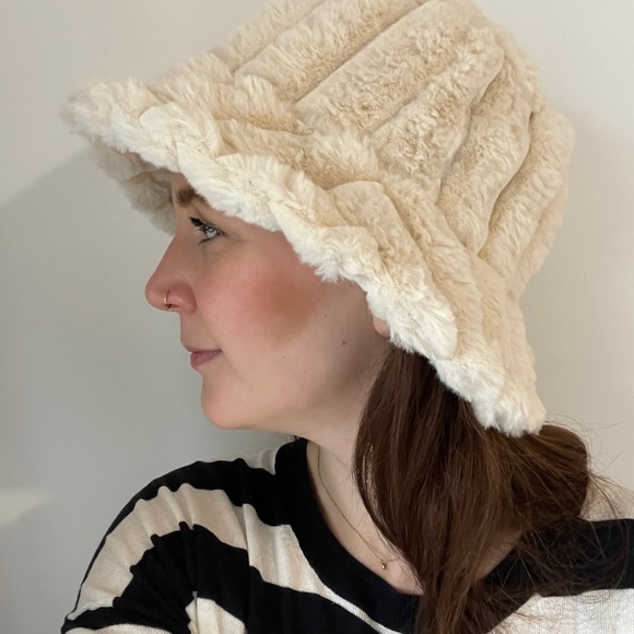 Fuzzy bucket hat - Picture 4 of 4
